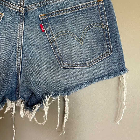 LEVI'S 501 Shorts Back To Your Heart Size 26 Cutoff Light Blue Rinse Distressed - Picture 13 of 16